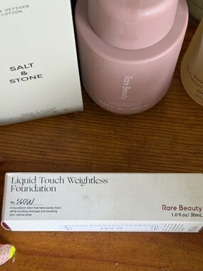 Rare Beauty Liquid Touch Weightless Foundation - 560W Light Beige